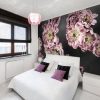 sypialnia z kwiatami różowymi na tapecie