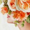 Tapeta kobieta z kwiatami na głowie w tonacji pomarańczu